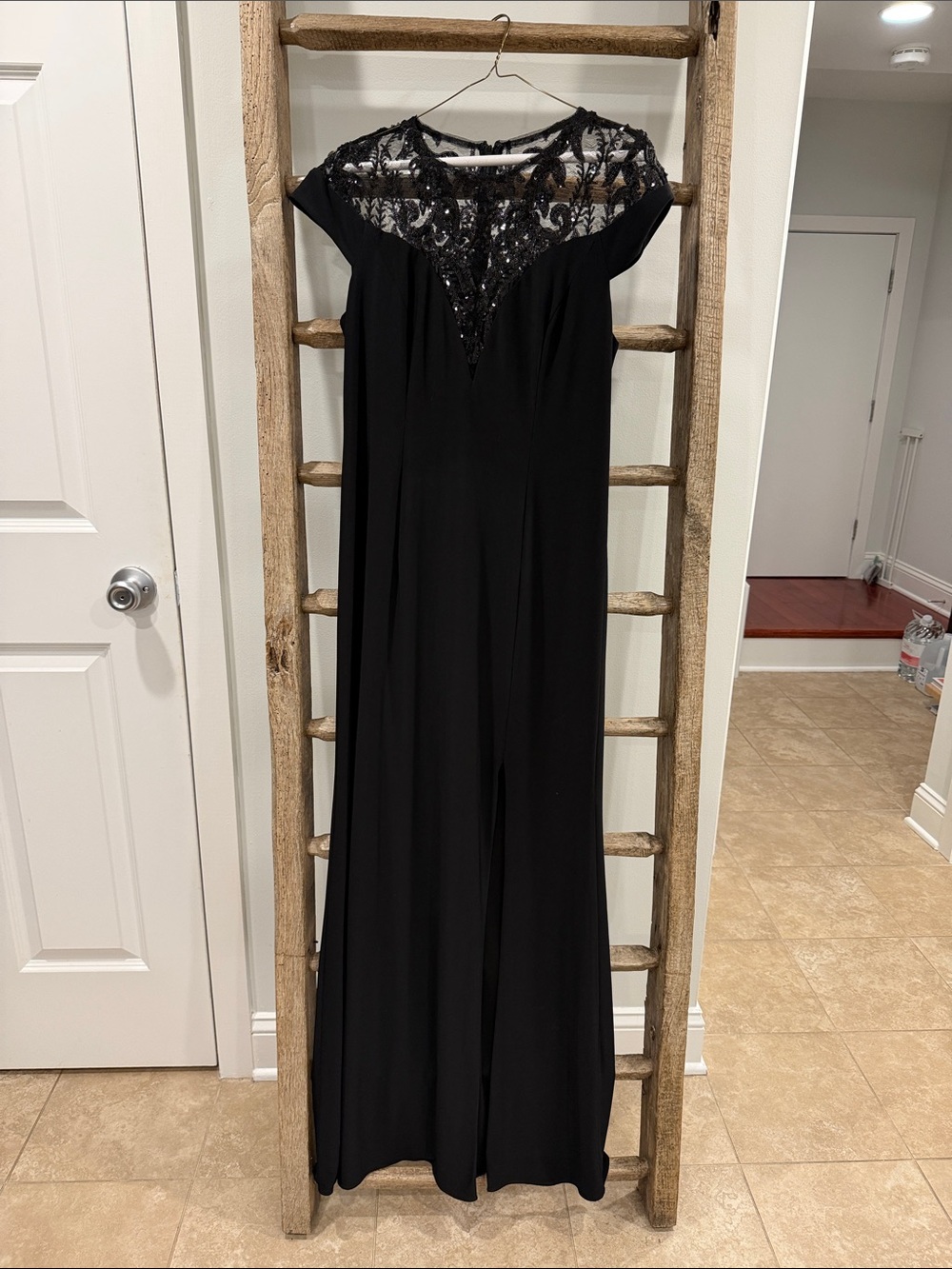 Adrianna Papell Elegant Black Evening Dress with Mesh Sequin Detail, Size 6